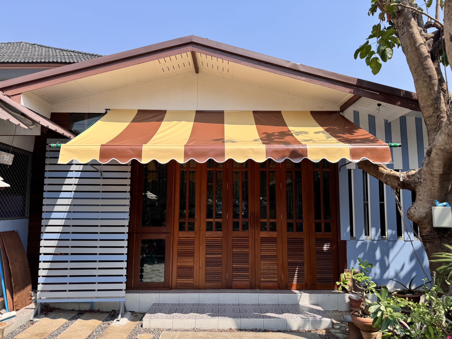 102 - https://ร้านผ้าใบราคาถูก.com | ร้าน ฐิติวัฒน์ จำหน่ายผ้าใบและรับติดตั้งผ้าใบชักรอก ผ้าใบชุดมือหมุนแขนยื่น เต็นท์ผ้าใบทุกชนิด ราคาถูก ติดตั้งฟรี!!
