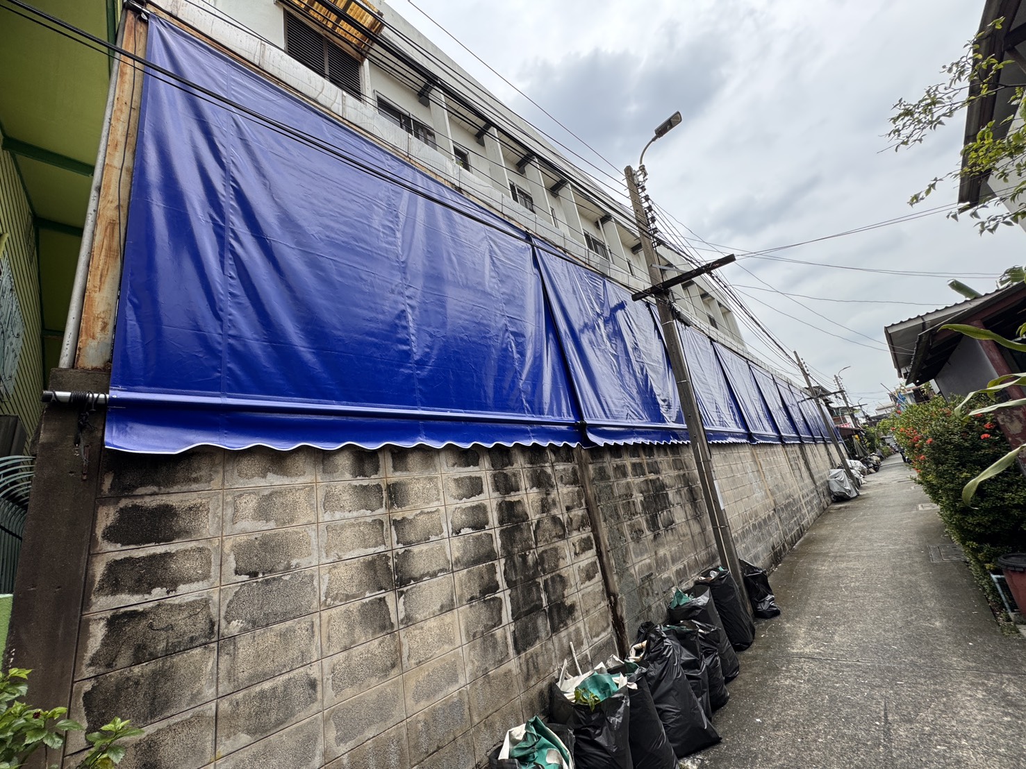74 - https://ร้านผ้าใบราคาถูก.com | ร้าน ฐิติวัฒน์ จำหน่ายผ้าใบและรับติดตั้งผ้าใบชักรอก ผ้าใบชุดมือหมุนแขนยื่น เต็นท์ผ้าใบทุกชนิด ราคาถูก ติดตั้งฟรี!!