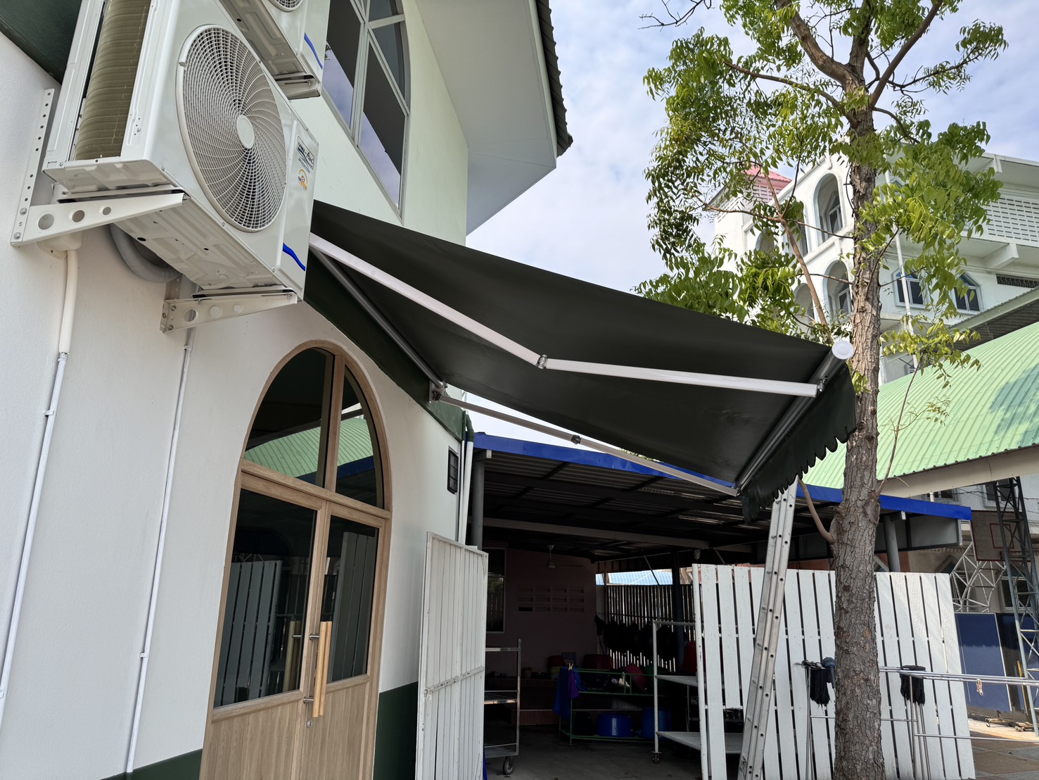 94 - https://ร้านผ้าใบราคาถูก.com | ร้าน ฐิติวัฒน์ จำหน่ายผ้าใบและรับติดตั้งผ้าใบชักรอก ผ้าใบชุดมือหมุนแขนยื่น เต็นท์ผ้าใบทุกชนิด ราคาถูก ติดตั้งฟรี!!