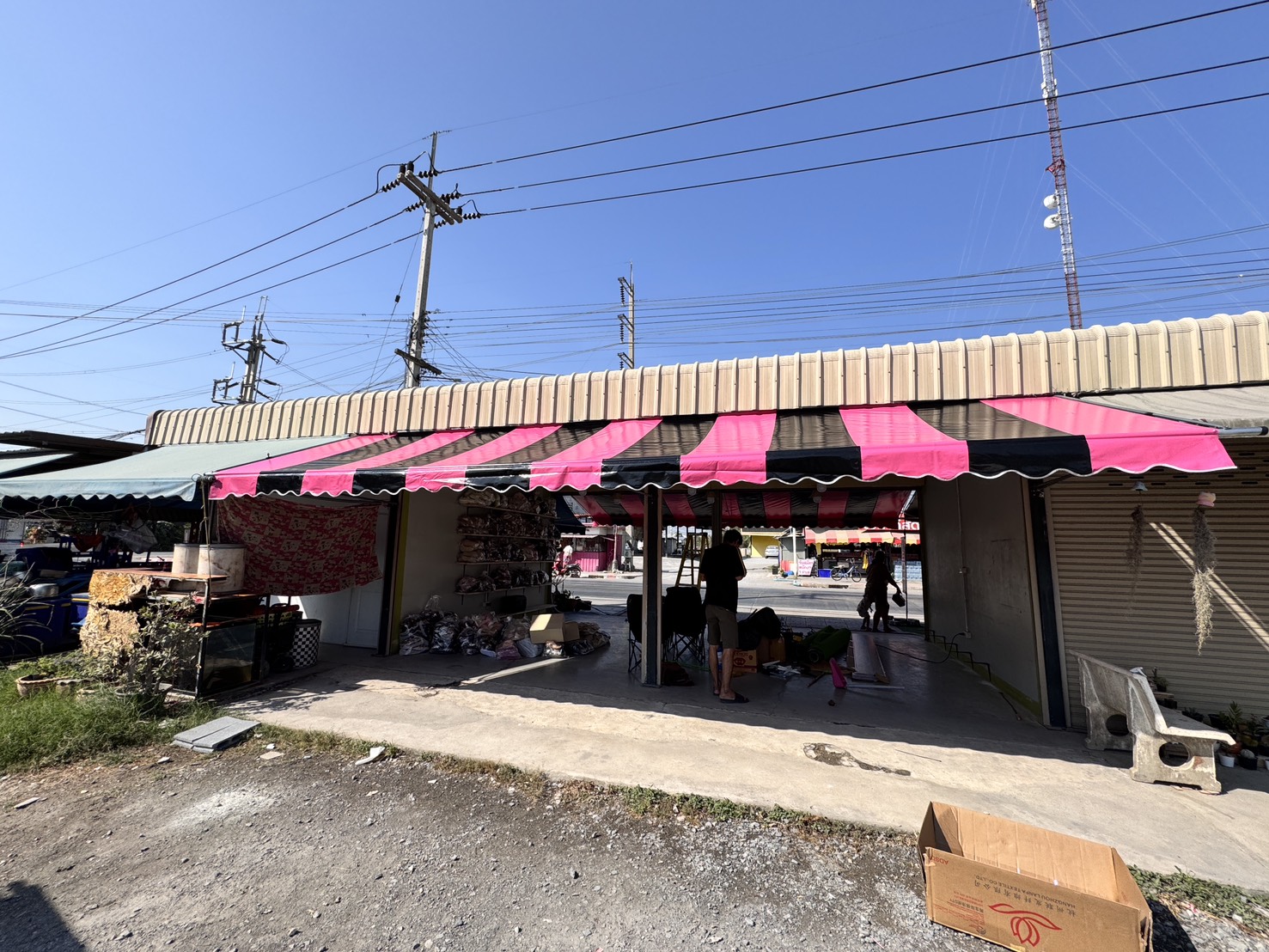 98 - https://ร้านผ้าใบราคาถูก.com | ร้าน ฐิติวัฒน์ จำหน่ายผ้าใบและรับติดตั้งผ้าใบชักรอก ผ้าใบชุดมือหมุนแขนยื่น เต็นท์ผ้าใบทุกชนิด ราคาถูก ติดตั้งฟรี!!